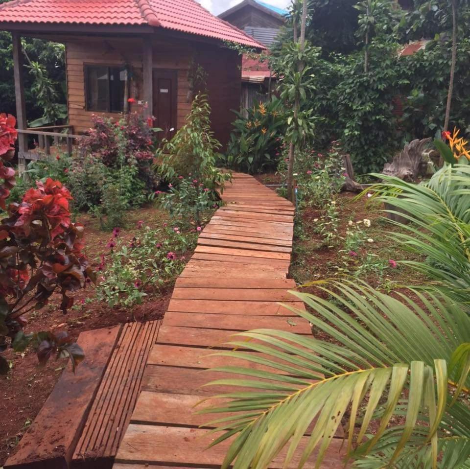 Familyhouse & Trekking Appartement Banlung Kamer foto